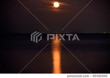 滿月和月亮路 99480998