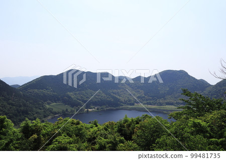 美麗群山環繞的火山湖 99481735