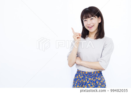 A woman in her thirties who is introducing A woman in her thirties who is introducing 99482035