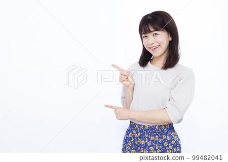 A woman in her thirties who is introducing 99482041