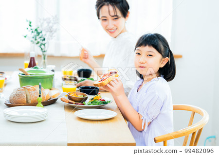 Family to dine at the dining room Family to dine at the dining room 99482096