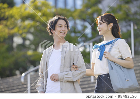 年輕夫婦手挽著手走 年輕夫婦手挽著手走 99482156