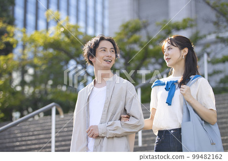 年輕夫婦手挽著手走 年輕夫婦手挽著手走 99482162