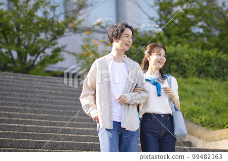 年輕夫婦手挽著手走 年輕夫婦手挽著手走 99482163