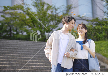 年輕夫婦手挽著手走 年輕夫婦手挽著手走 99482165