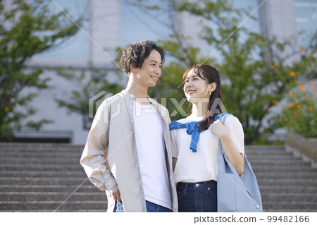 年輕夫婦手挽著手走 99482166