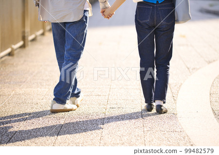 一對年輕夫婦散步的背影 99482579