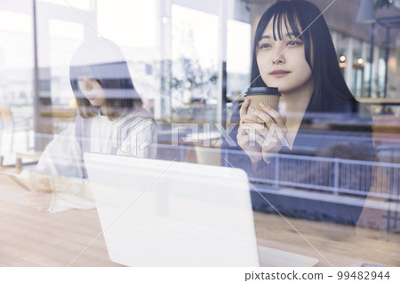 Young businesswoman having tea in cafe 99482944