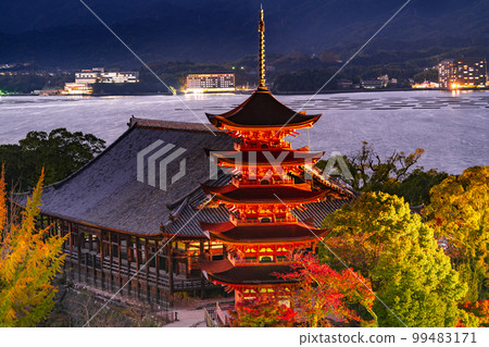 世界遺產安藝的宮島五層寶塔和紅葉（點亮） 99483171