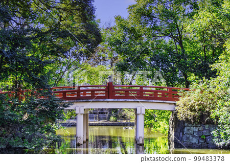 埼玉縣埼玉市武藏一宮冰河神社，神池上的紅色欄桿橋 99483378