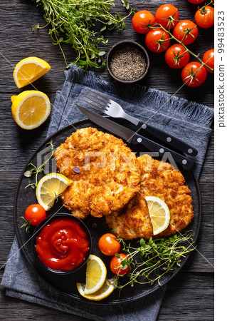 fried chicken cutlets under crusting of panko 99483523