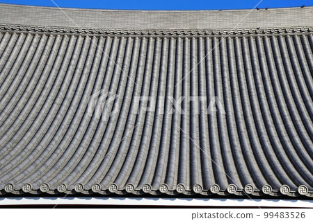 The weight is 1/5!! Titanium tile that protected the main hall from the great earthquake with a weight reduction of 750t ``Asakusa Sensoji Temple'' The weight is 1/5!! Titanium tile that protected the main hall from the great earthquake with a weight reduction of 750t ``Asakusa Sensoji Temple'' 99483526