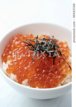 用醬油醃製的北海道鮭魚籽蓋飯 99483589
