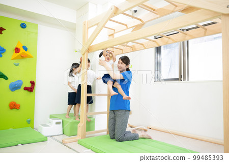 孩子們在體育俱樂部和托兒所玩耍 廣角 99485393