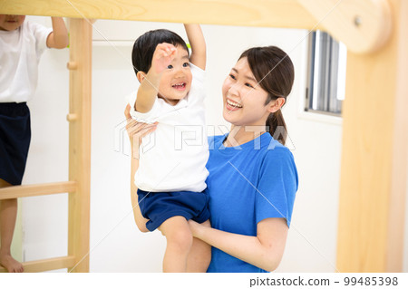在體育俱樂部或託兒所玩耍的孩子 99485398