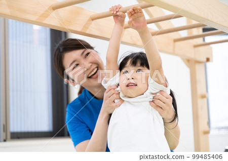 在體育俱樂部或託兒所玩耍的孩子 99485406