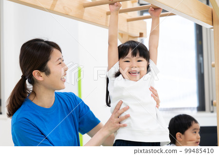 在體育俱樂部或託兒所玩耍的孩子 99485410