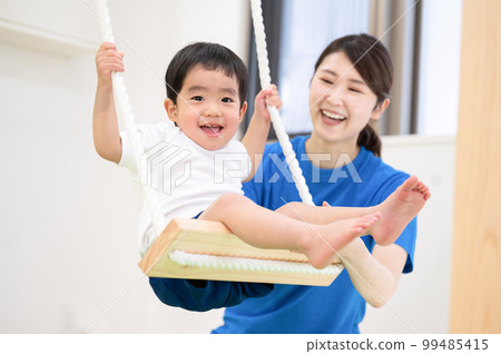 在托兒所、體育俱樂部等享受鞦韆的幼兒。 99485415