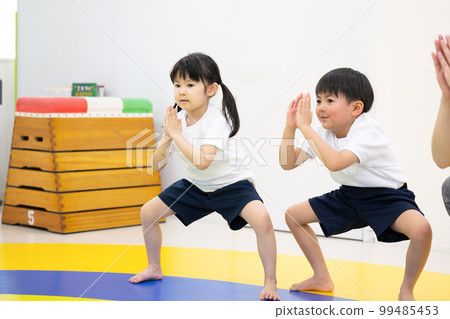 孩子們在室內鍛煉 99485453