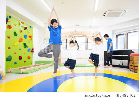 孩子和老師在室內廣角鍛煉 99485462