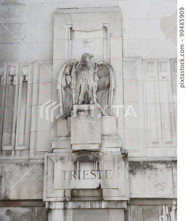 Marble eagle statue on the Milan's main railway station. Urban architectural photography. 99485909