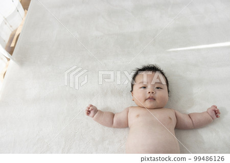 Naked baby's upper body (0 years and 2 months, boy, Japanese) Naked baby's upper body (0 years and 2 months, boy, Japanese) 99486126