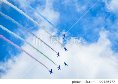 Blue Impulse和彩色煙霧飛過東京（東京）的藍天 99486572