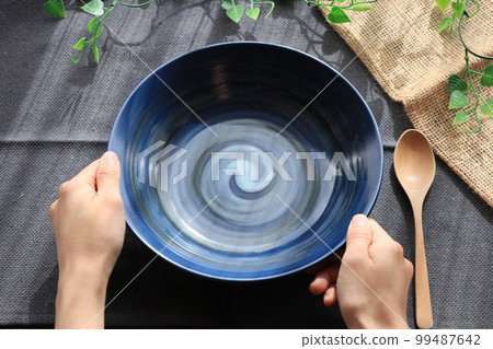 一個人在做時尚的桌面佈局的圖像 99487642