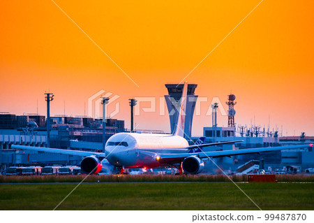 最美夕陽機場「飛機飛向跑道的風景」阿蘇熊本機場 99487870