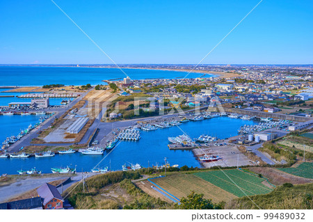 View to the west from Iioka Gyobu Cape in Asahi City, Chiba Prefecture (Iioka Fishing Port, Asahi City, Mt. Fuji, etc.) 99489032