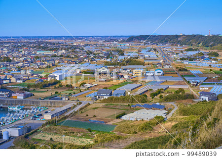 從千葉縣朝日市飯岡魚部岬西北側的景色（朝日市、筑波山等） 99489039