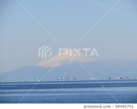 從橫跨東京灣的稻毛海灘看到的富士山 99490701