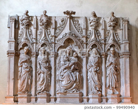 Virgin Mary with baby Jesus and Saints, Jacopo della Quercia's sculpted polyptych, Basilica of Saint Frediano, Lucca, Tuscany, Italy 99490940