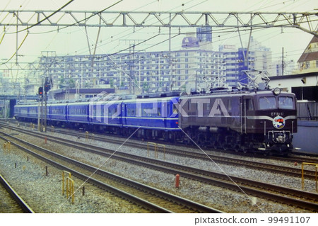 Odoriko No. 55 (train 9023) of series 14 passenger car pulled by EF58 61, Yokohama-Totsuka, June 25, 1983 EPD 99491107