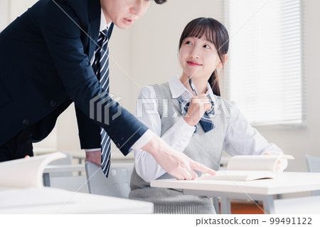 高中女生在課堂上向老師提問 高中女生在課堂上向老師提問 99491122