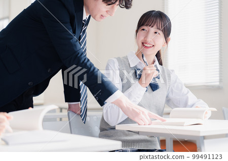 高中女生在課堂上向老師提問 高中女生在課堂上向老師提問 99491123