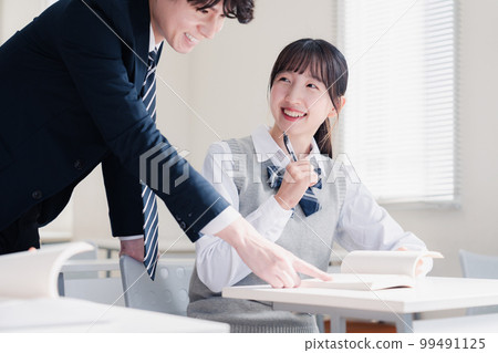 高中女生在課堂上向老師提問 高中女生在課堂上向老師提問 99491125