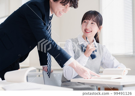 高中女生在課堂上向老師提問 高中女生在課堂上向老師提問 99491126