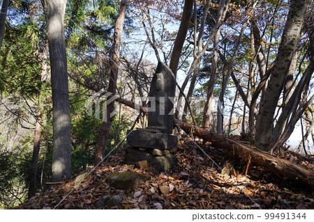 2022 年 11 月 25 日，前往三寶峽的小山脊上的石佛 99491344