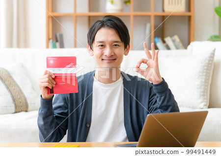 中年男子高興地看到自己的存摺OK 99491449