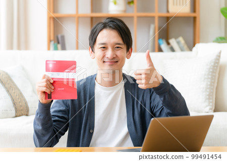 一個中年男人高興地看到他的存摺豎起大拇指 99491454