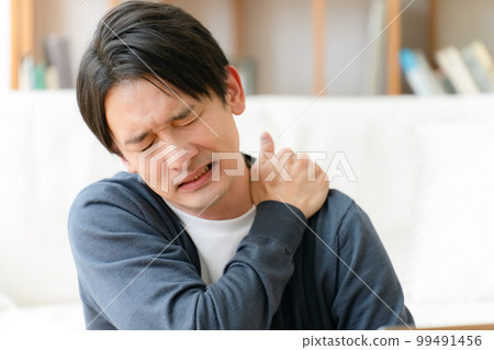 男人揉肩膀 99491456