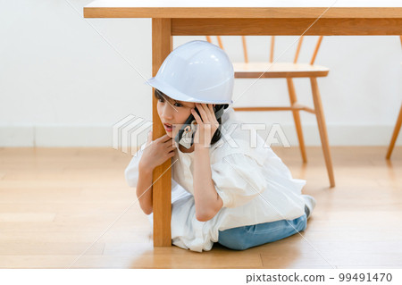 Earthquake girl evacuation smartphone 99491470