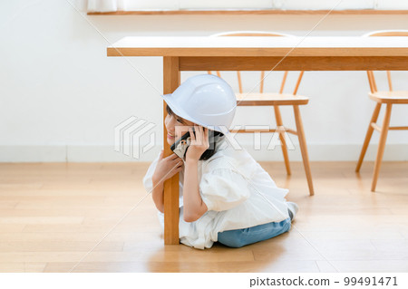 Earthquake girl evacuation smartphone 99491471