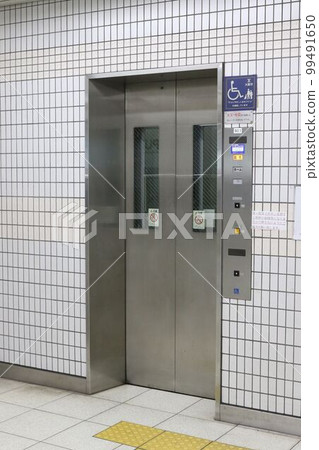 Elevator at Imafuku Tsurumi Station on the Nagahori Tsurumi Ryokuchi Line 99491650