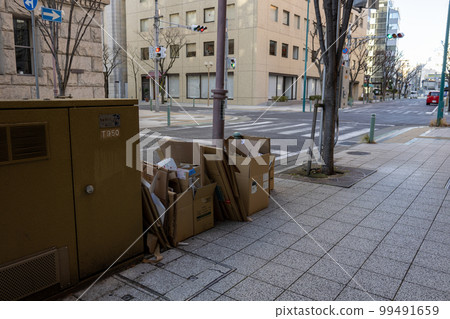 在舊神戶村落等待收集的紙板垃圾 99491659