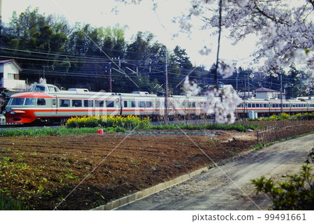 Odakyu 3100 NSE car Hakone, Shinyurigaoka 櫻花盛開 ← Kakio,1983 年 4 月 9 日,KR Odakyu 3100 NSE car Hakone, Shinyurigaoka 櫻花盛開 ← Kakio,1983 年 4 月 9 日,KR 99491661
