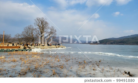 Dumulmeori scenery on a sunny day in winter Dumulmeori scenery on a sunny day in winter 99491880