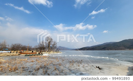 Dumulmeori scenery on a sunny day in winter Dumulmeori scenery on a sunny day in winter 99491893