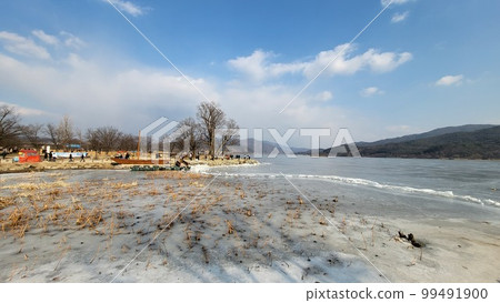 Dumulmeori scenery on a sunny day in winter 99491900